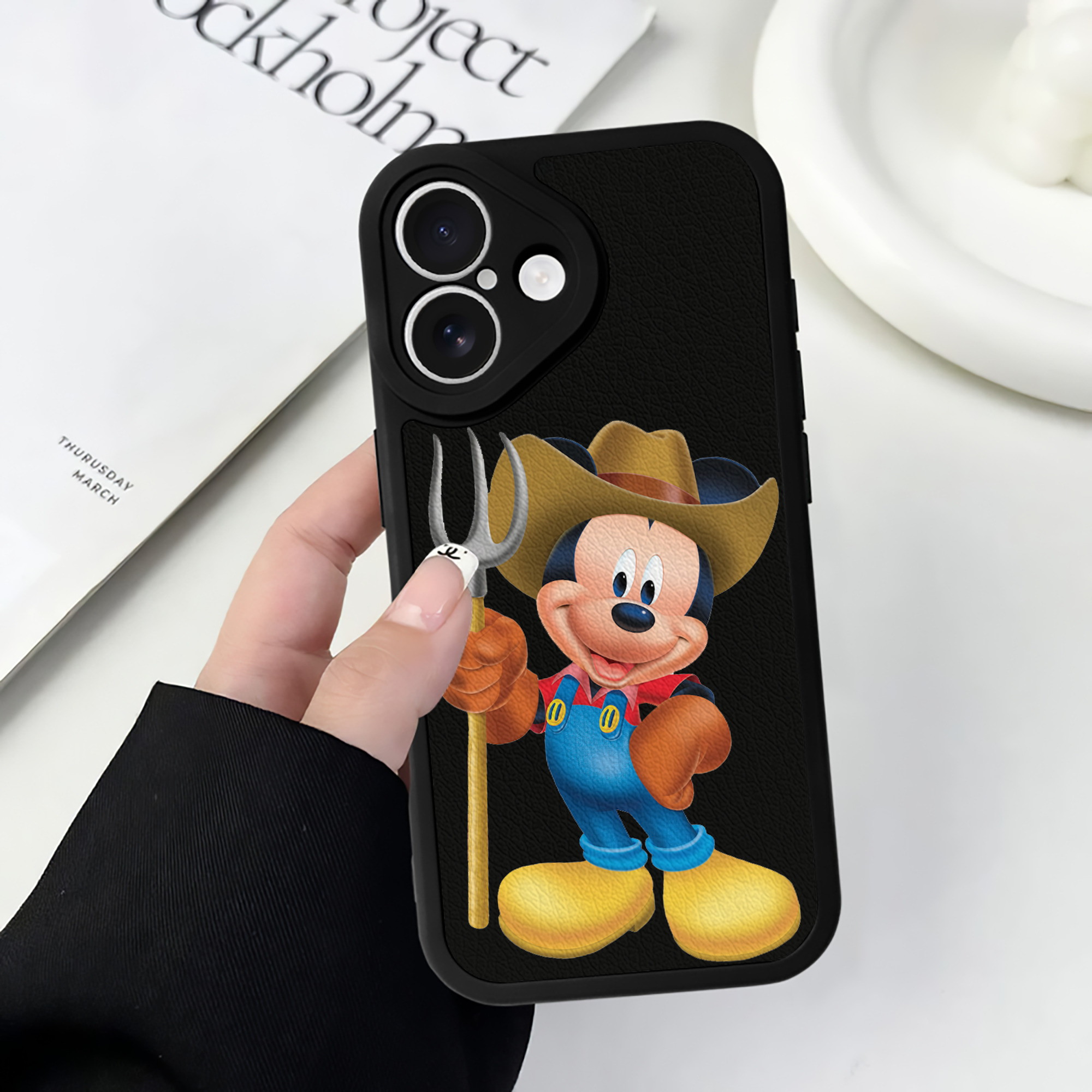（画像用） ミッキーマウス Mickey Mouse 【iPhone 16シリーズ対応】シリコンスマホケース（レザー調） 材質：シリコン